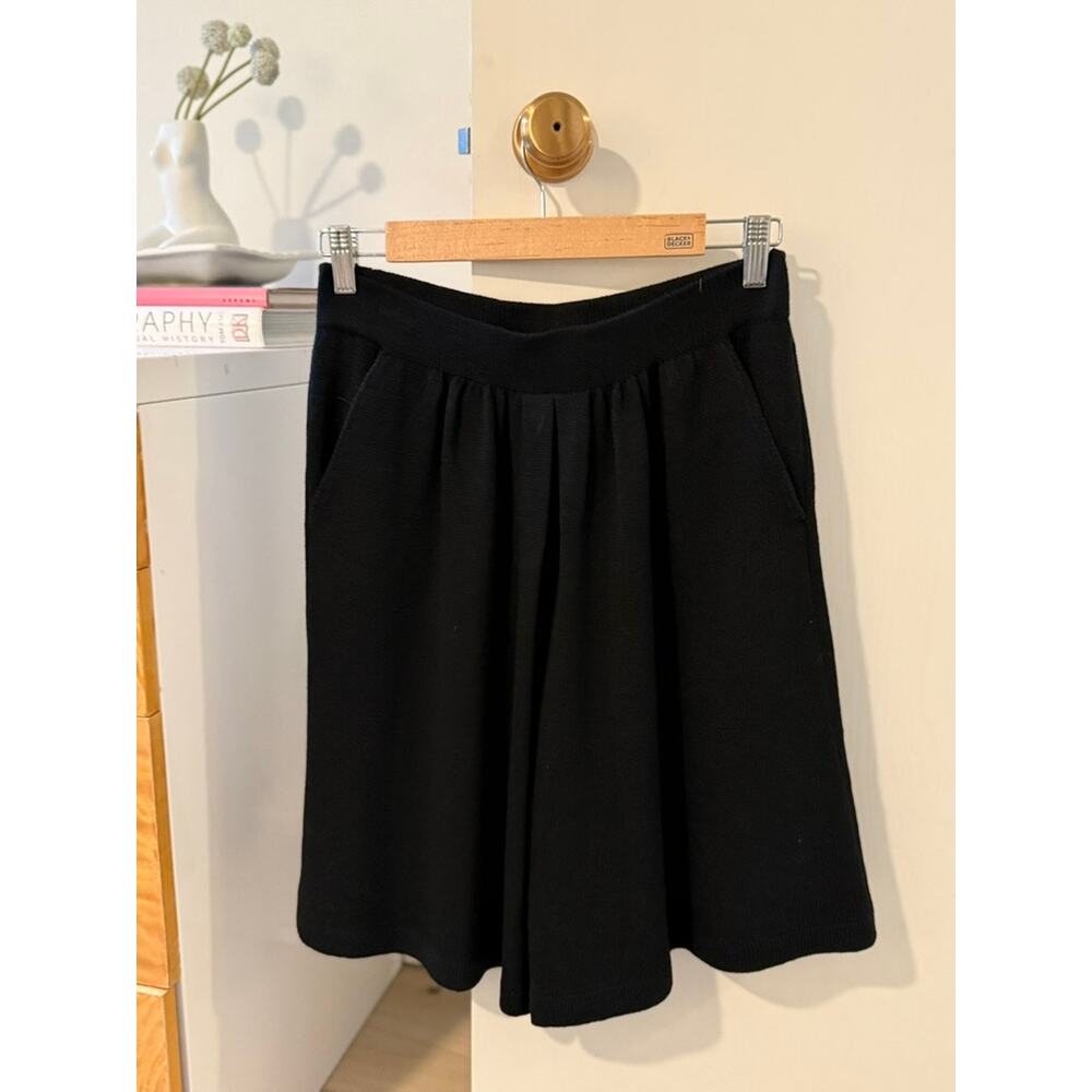 St. John Sport Knit Black Pleated Shorts Designer Shorts Size 8 USA Made 🖤